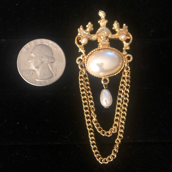 GOLD TONE Brooch with FAUX PEARLS and double gold, layered chains - Picture 4 of 4